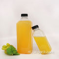 Transparante plastic drankfles met plastic drankje met dop